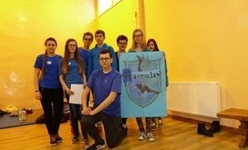 Grupa uczni&oacute;w stanowiąca dom Ravenclaw ze swoim herbem