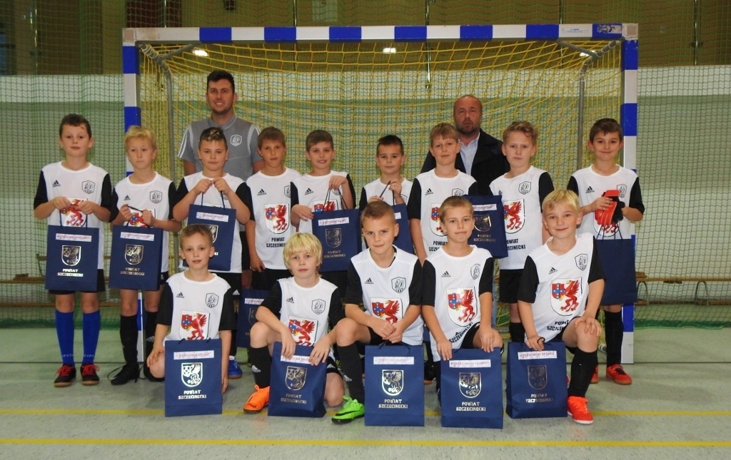 Zdjęcie do Zarząd Powiatu ufundował stroje dla zawodnik&oacute;w UKS AP Szczecinek