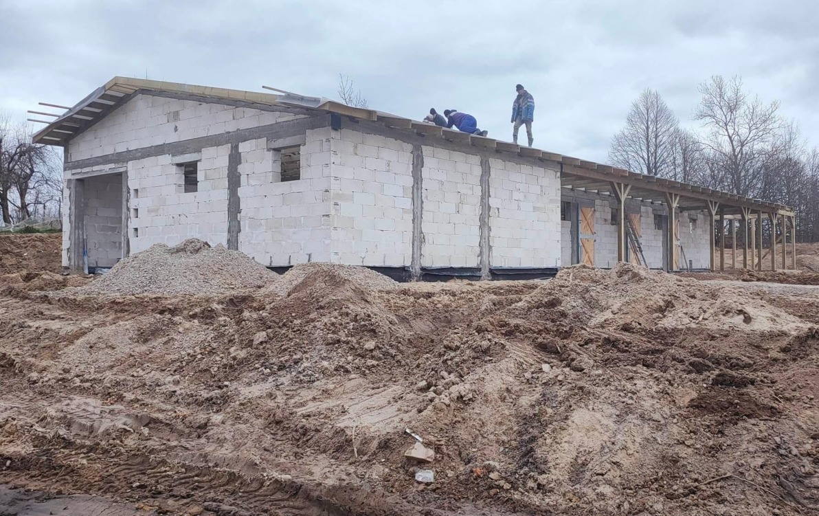 Zdjęcie do Budowa budynku inwentarskiego postępuje w imponującym tempie 