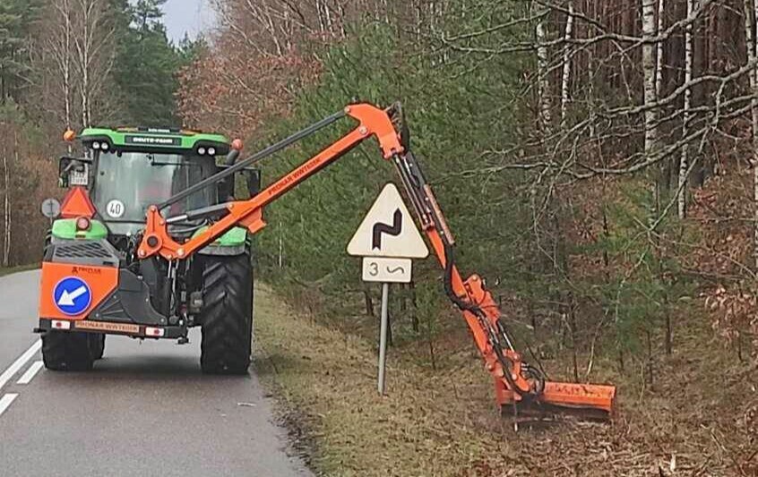 Zdjęcie do Trwają prace przy wykaszaniu poboczy 