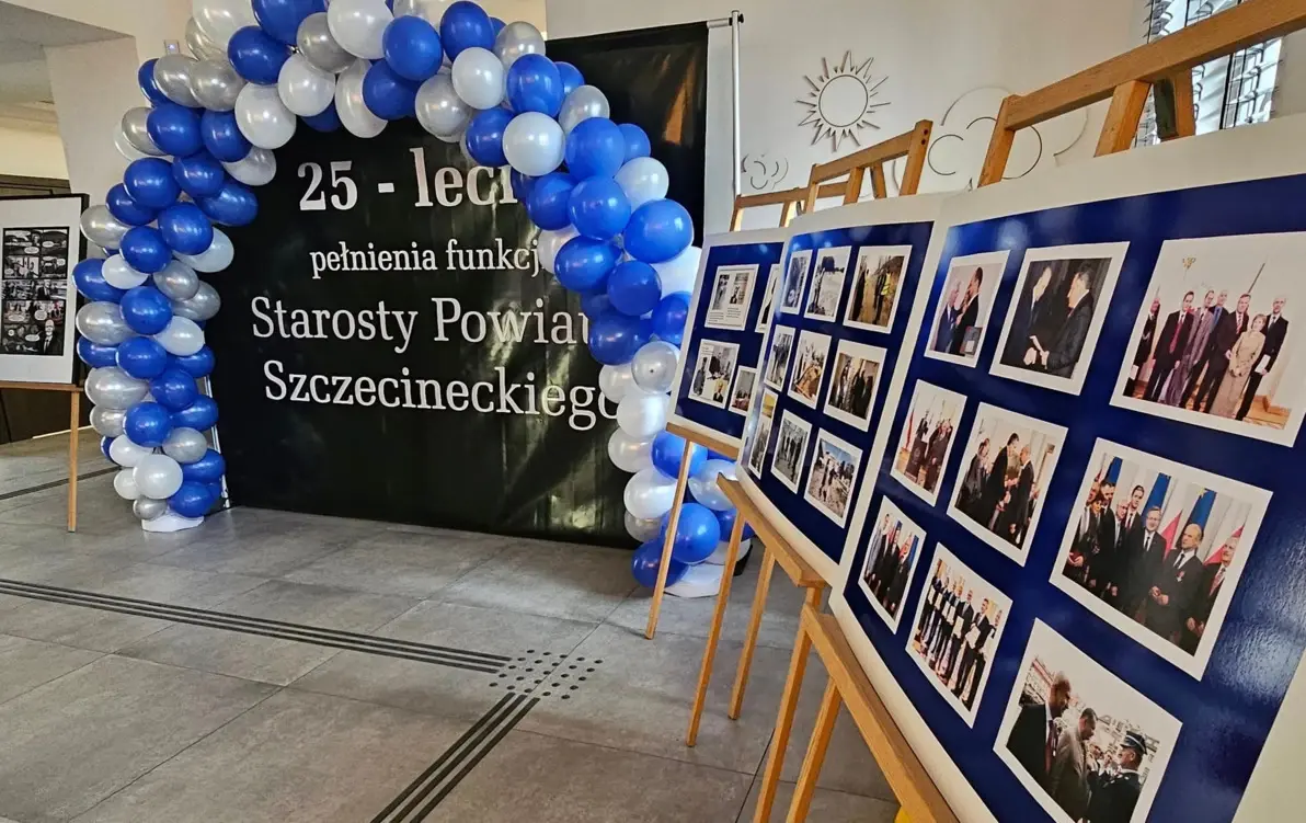 Zdjęcie do  Ćwierć wieku służby dla powiatu &ndash; wyjątkowa wystawa w Starostwie Powiatowym w Szczecinku