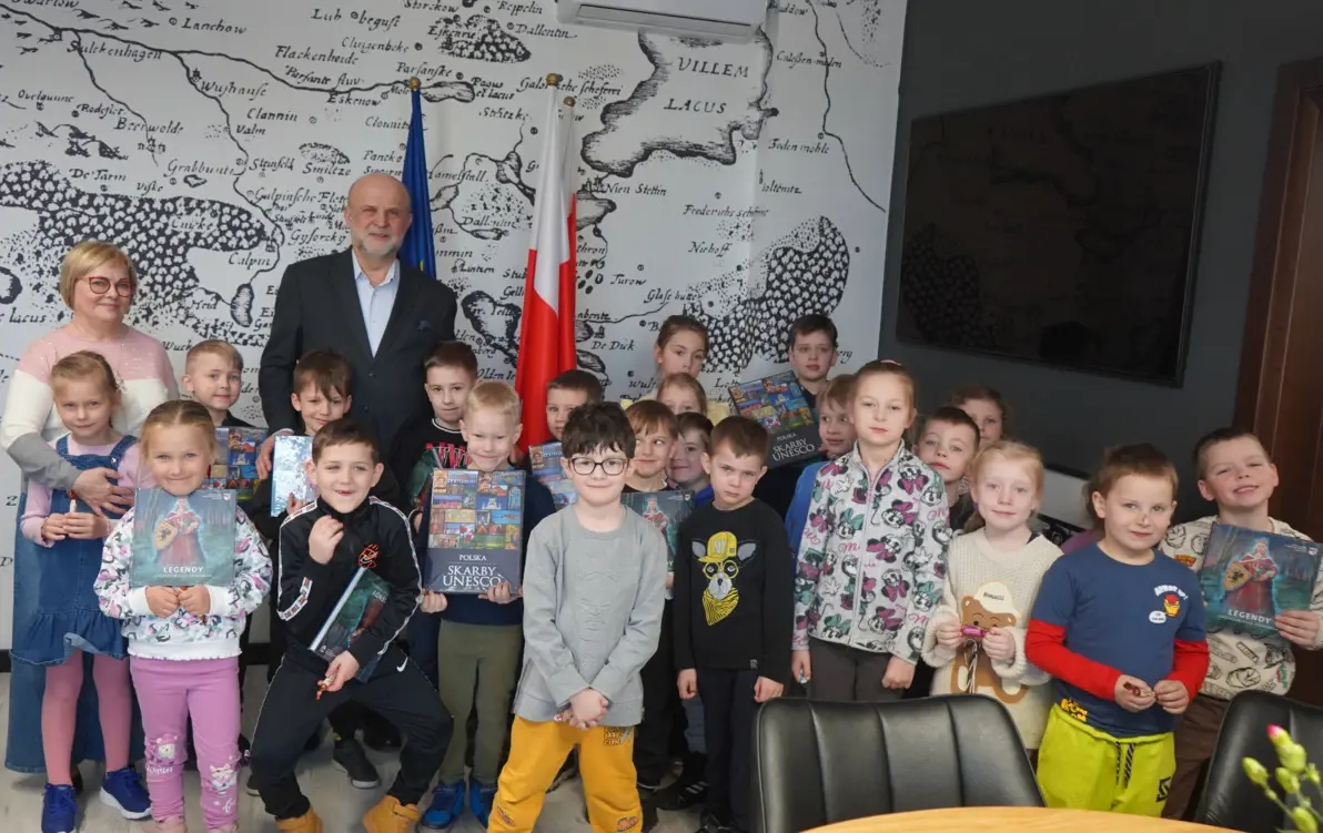 Zdjęcie do Przedszkolaki z wizytą w Starostwie Powiatowym