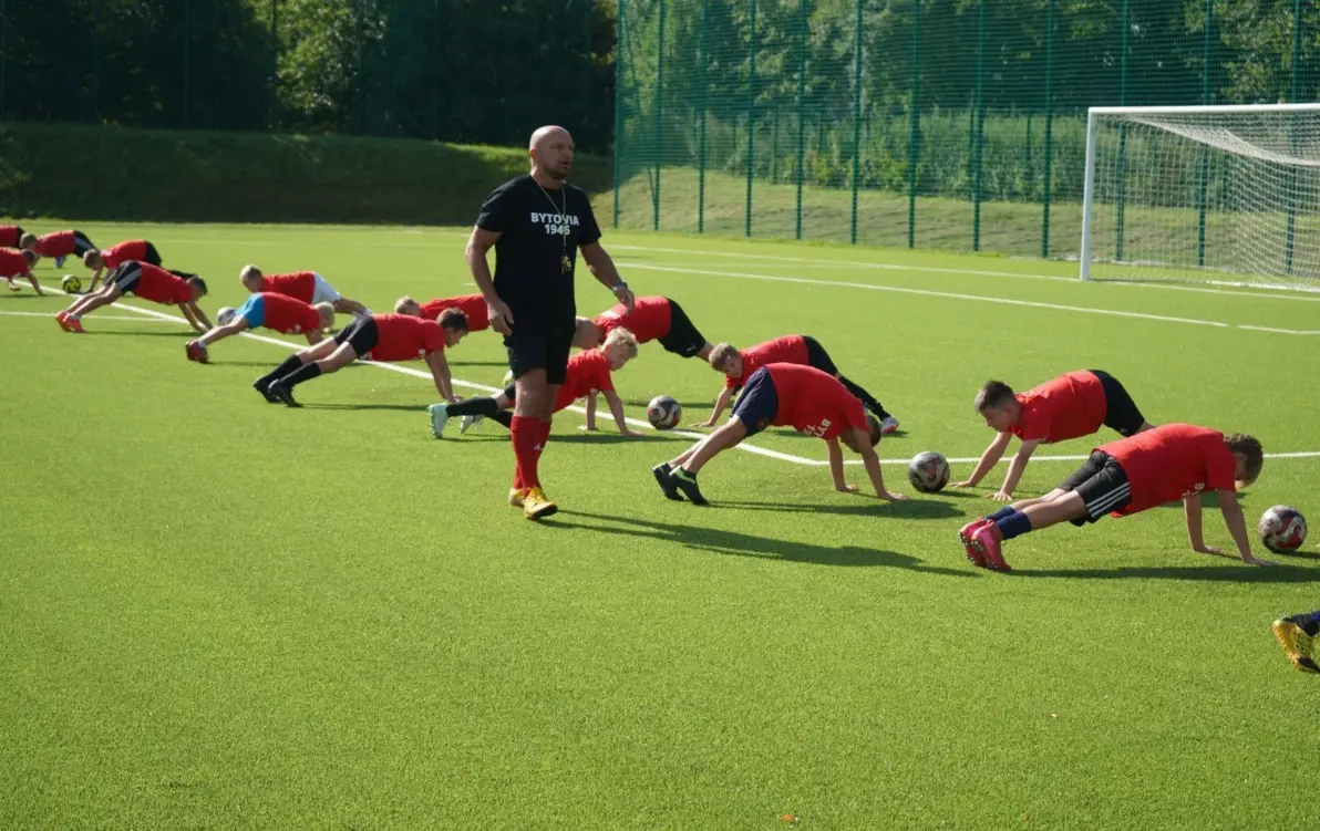 Młodzi piłkarze z Górnika Zabrze i Bytovii Bytów trenują na obiektach PCS