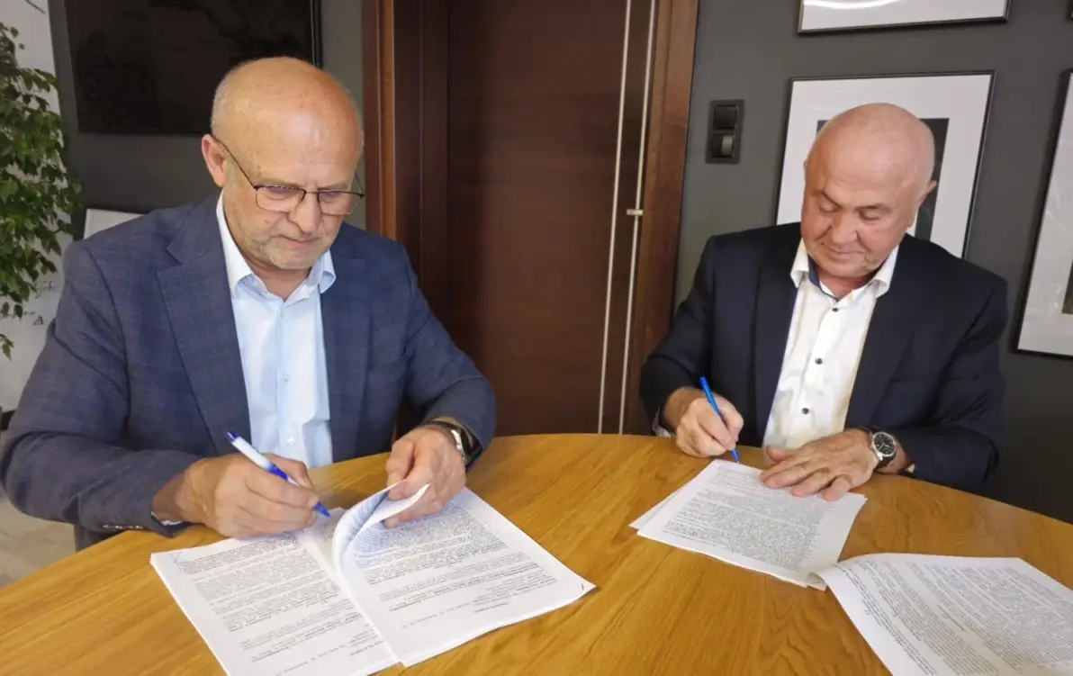 Zdjęcie do Nowoczesne boisko z zadaszeniem przy ZST w Szczecinku &ndash; umowy podpisane