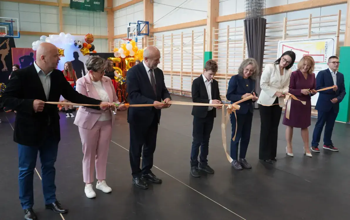 Zdjęcie do 55 lat marzeń, pracy i serca - uroczyste otwarcie hali sportowej w SOSW