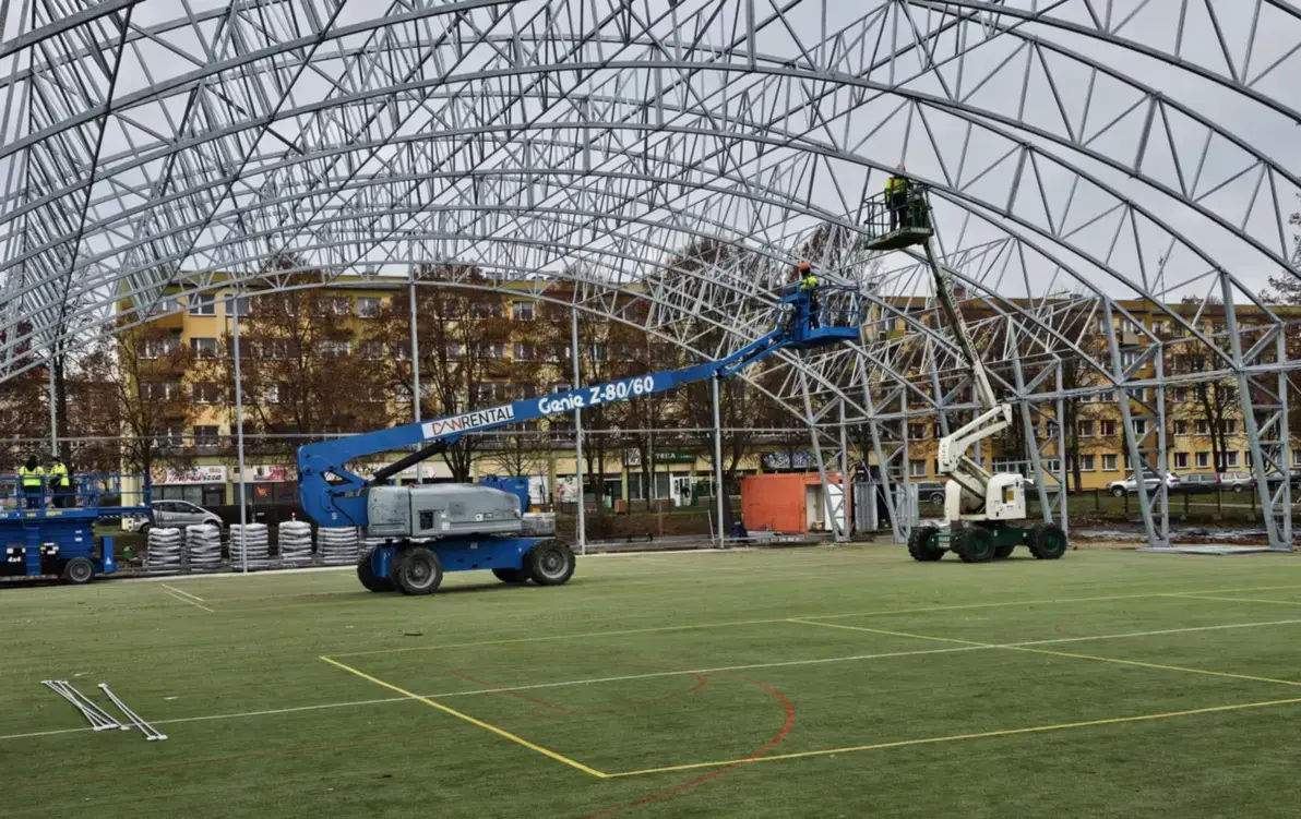 Zdjęcie do Imponujące zadaszenie przy ZST już stoi   