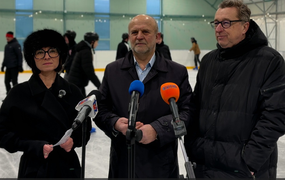 Zdjęcie do Mikołajowe niespodzianki na lodowisku 