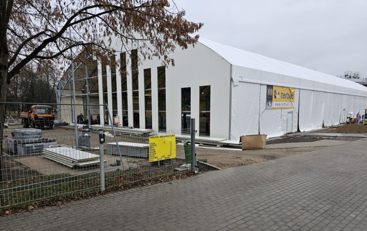 Zdjęcie do Prace przy zadaszeniu boiska postępują