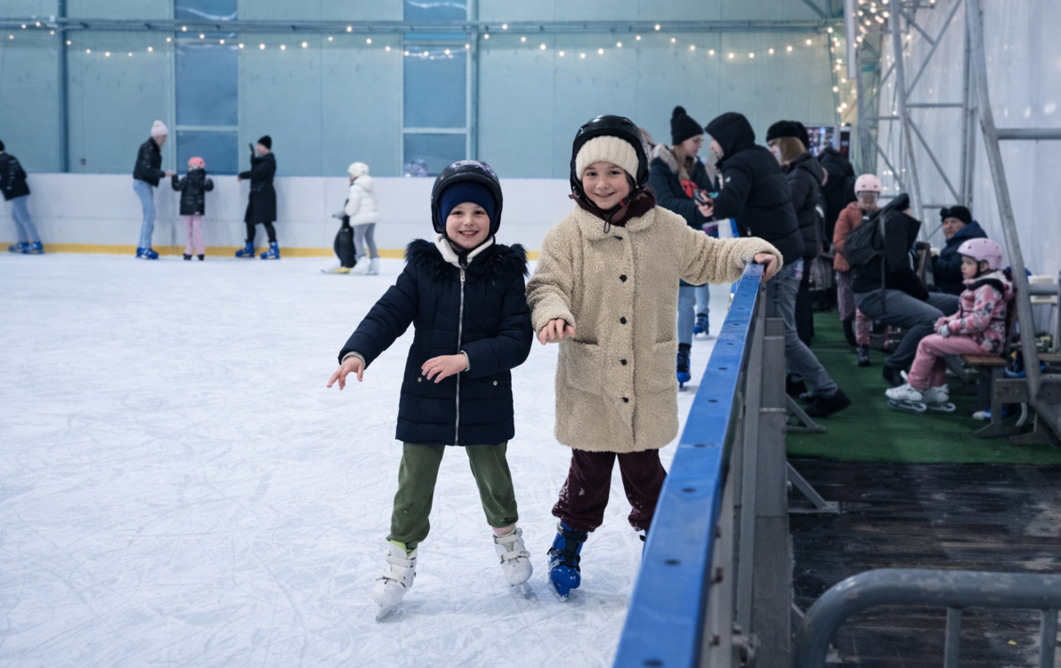 Zdjęcie do Bezpieczna zima na lodzie - lodowisko przy ZS Nr 1 w Szczecinku zaprasza