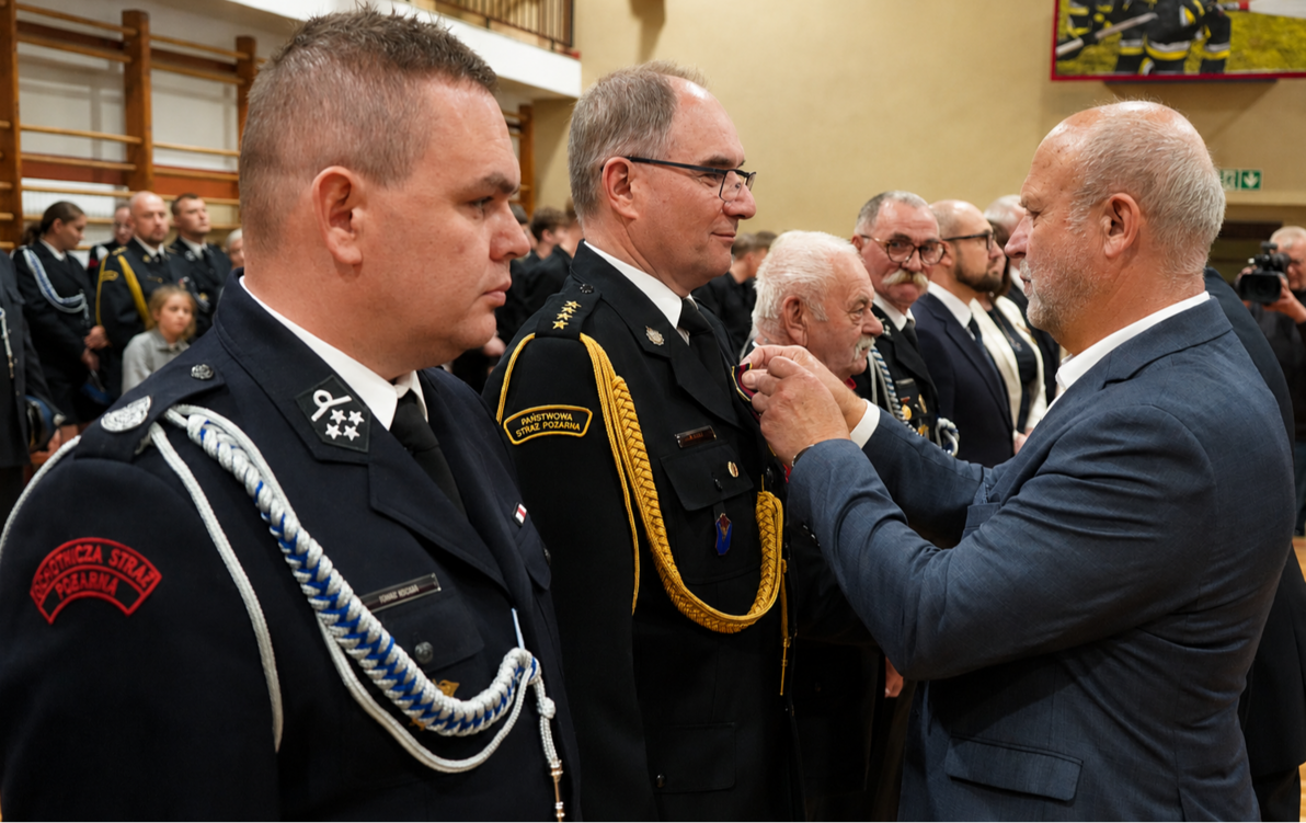 Zdjęcie do Powiatowe Obchody Dnia Strażaka - odznaczenia, awanse i podziękowania za służbę