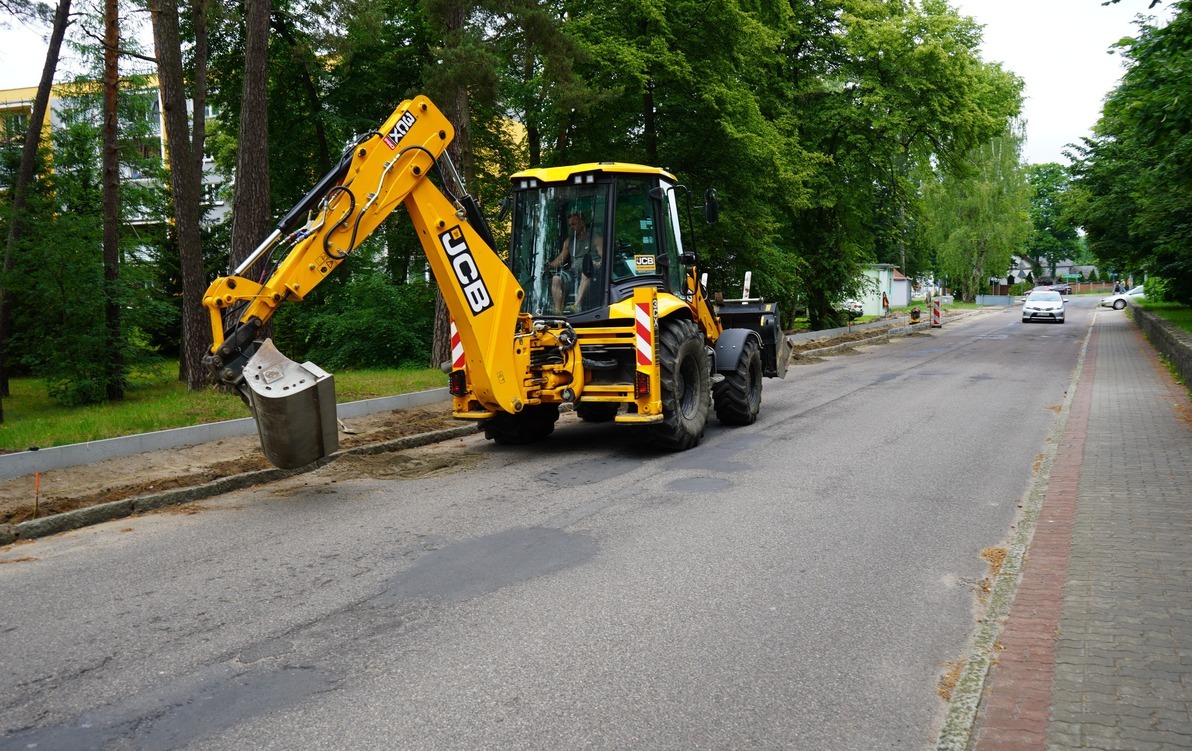 Zdjęcie do Trwa budowa drogi rowerowej przy ul. Orła Białego w Bornem Sulinowie