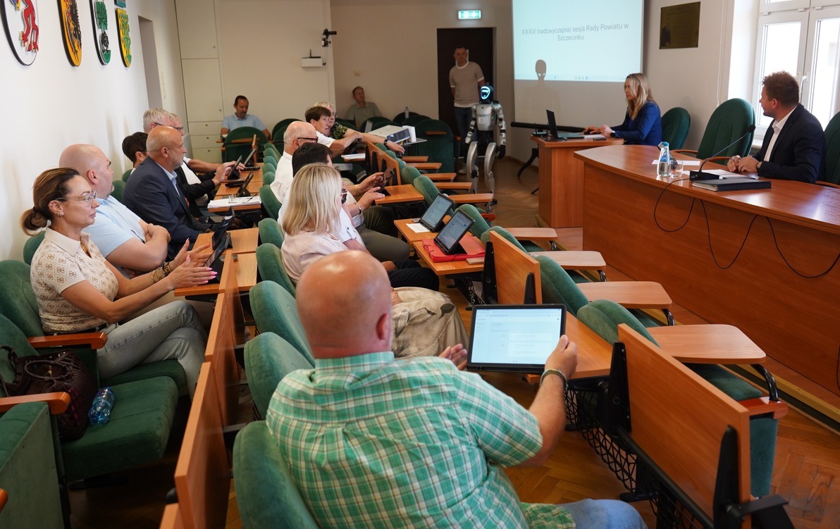 Zdjęcie do Humanoidalny gość na 36 (nadzwyczajnej) sesji Rady Powiatu 