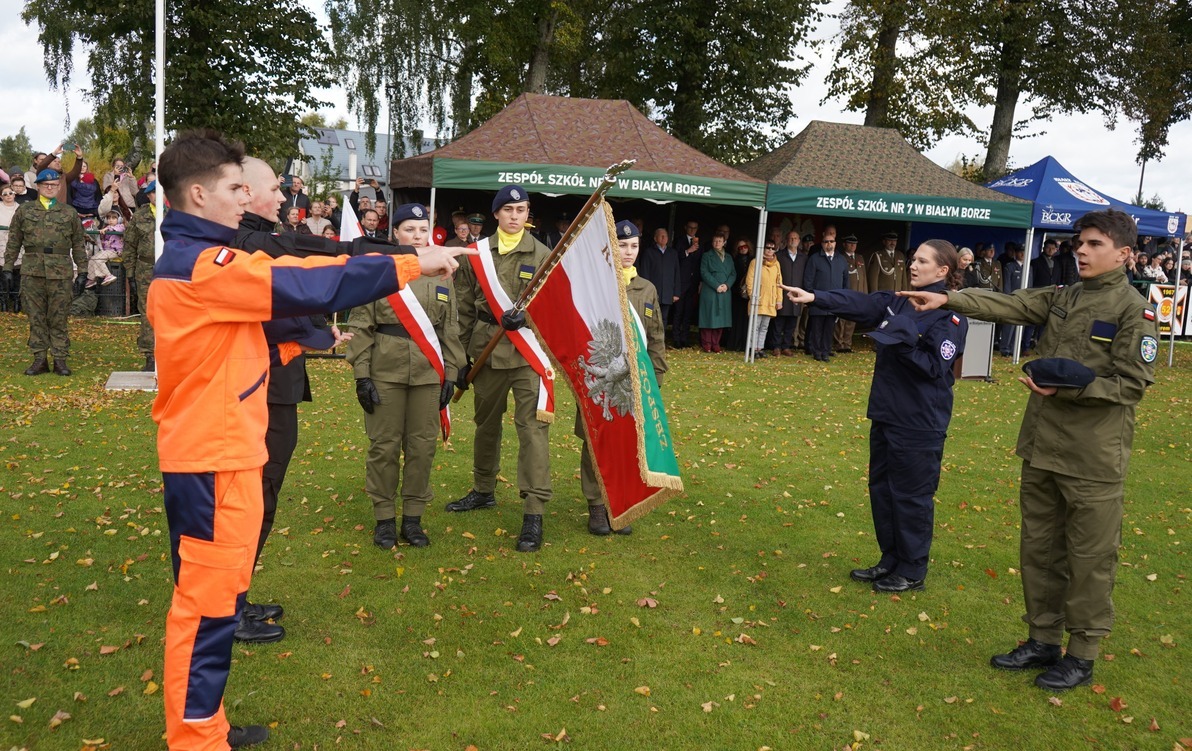 Zdjęcie do 104 uczni&oacute;w złożyło ślubowanie na sztandar