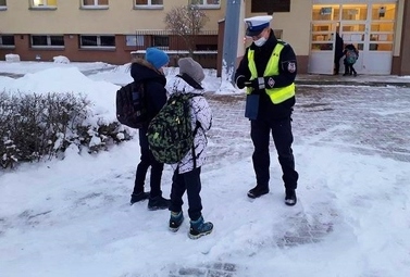 Zdjęcie do Policjanci rozdawali uczniom odblaski 