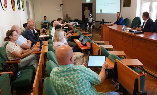 Zdjęcie do Humanoidalny gość na 36 (nadzwyczajnej) sesji Rady Powiatu 