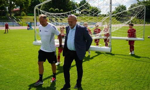 Zdjęcie do Rafał Murawski ponownie trenuje młodych piłkarzy na obiektach Powiatu Szczecineckiego
