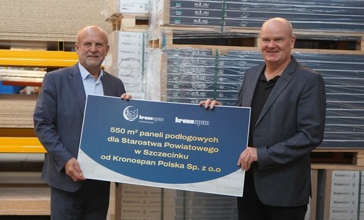 Zdjęcie do 550 m&sup2;  dobrej wsp&oacute;łpracy. Kronospan ponownie wspiera Powiat Szczecinecki