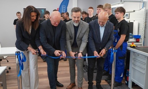 Zdjęcie do Technik automatyk oficjalnie otwarty. Nowoczesna pracownia dla uczni&oacute;w ZST